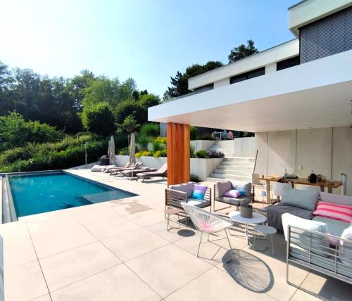 Infinity Pool outdoorküche und insektenfreundliche Bepflanzung